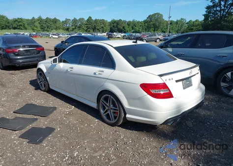 2012 Mercedes-Benz C 63 Amg z USA, uszkodzony, nr VIN WDDGF7HB6CA725179